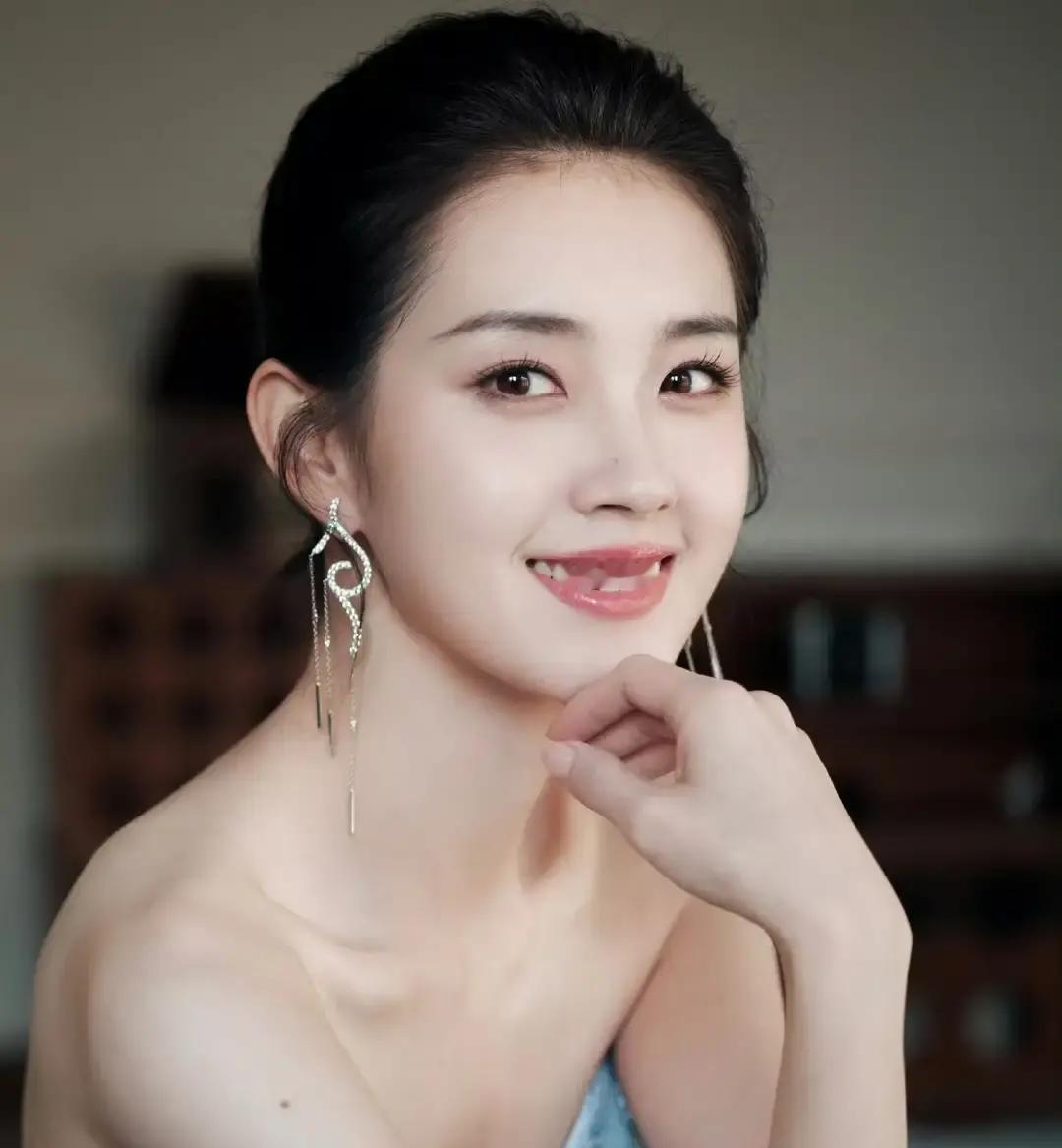 剧里吻到全网尖叫，剧外领奖隔了3个身位。刘萧旭先一步迈上台，郭宇欣落后半步