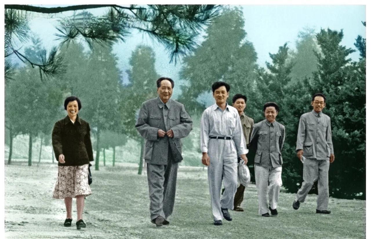 1961年，第二次庐山会议期间毛主席和工作人员一起散步。时间是1961年8月23