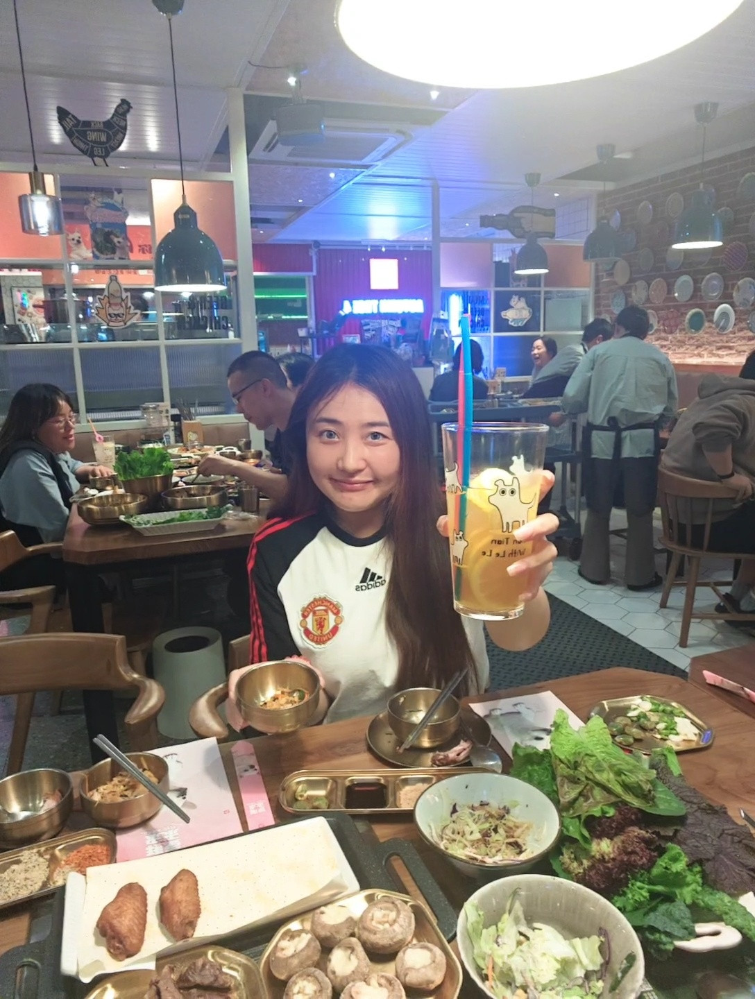 还在Faker最爱的烤肉店吃烤肉[doge]播不了比赛哈哈哈哈，反正保级成功了，
