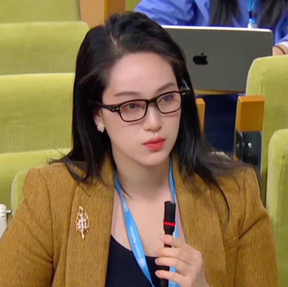 刚刚，联合国传来这样一幕！中国记者提问时，鼻梁上隐藏的“第二大脑”让外媒彻底看呆