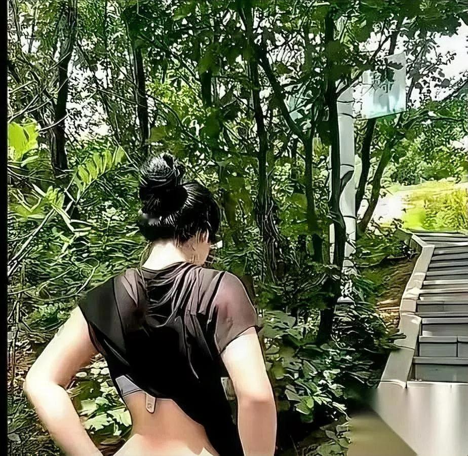 现在的徒步局，早变味了。装备穿得像要冲珠峰，结果刚走10分钟就蹲路边拍“登山