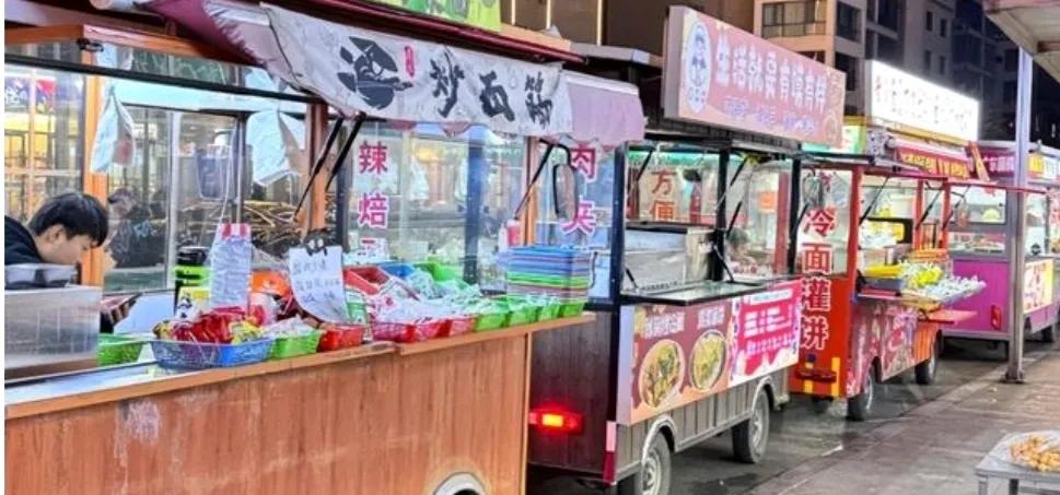 逛不起了[哭哭]今天周日带孩子去逛夜市问了烤玉米，一个要8元煎饼夹火