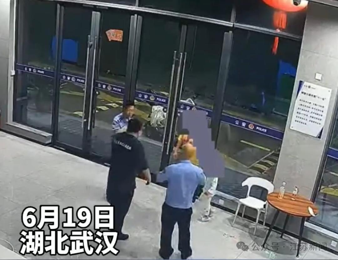 湖北武汉，一位单亲妈妈哄好孩子之后便趁夜出门送外卖。不料雷电惊梦，孩子醒后见不到
