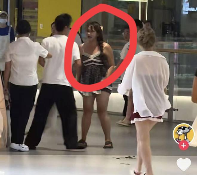 小仙女商场遛狗不牵绳，狗狗乱窜吓到了一个路过的女生，女生的男朋友气愤不过，抓起狗