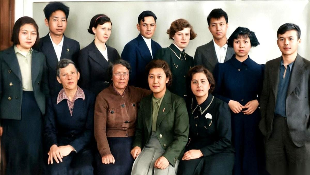 1940年秋，翻开苏联那段尘封的档案，你会看到一张泛黄的合影。那个站在后排左二、