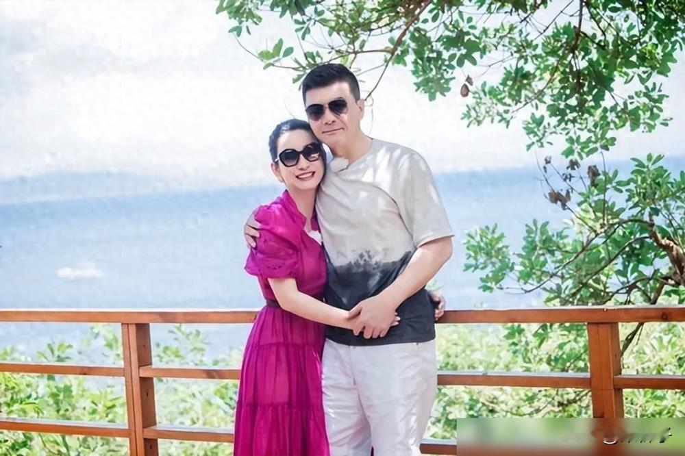 47岁秦海璐穿条玫红裙子，往王新军怀里一靠，笑得跟个小姑娘似的。都知道她在外