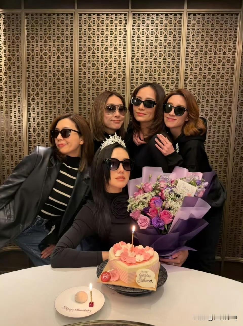 李施嬅庆生，姐妹团齐刷刷穿上黑色衣服和戴上墨镜，又酷又飒。港星就是港星，不医美不