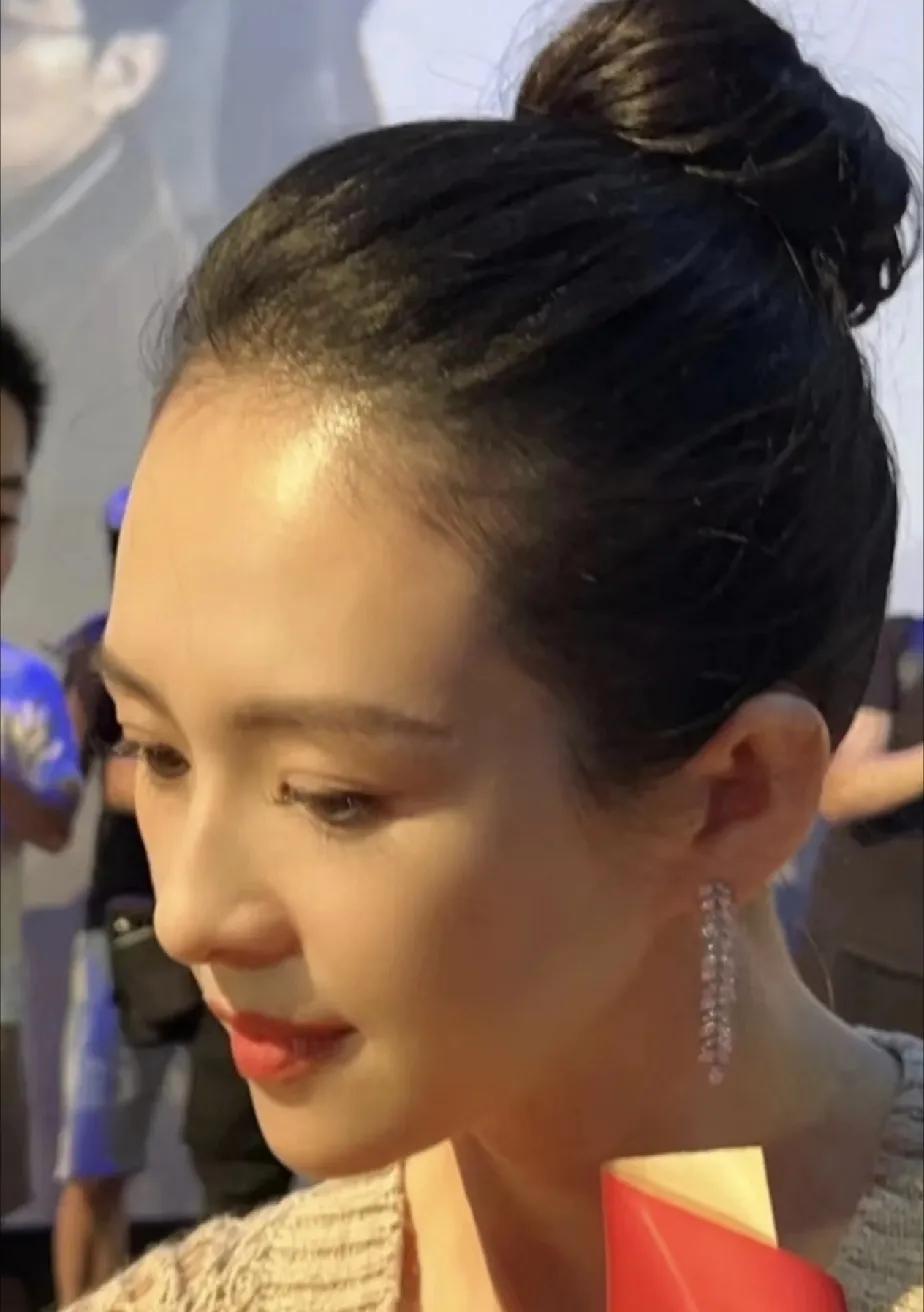 章子怡最新路演生图，也是神奇！这脸上没有一丝皱纹，仿佛整个人在发光，