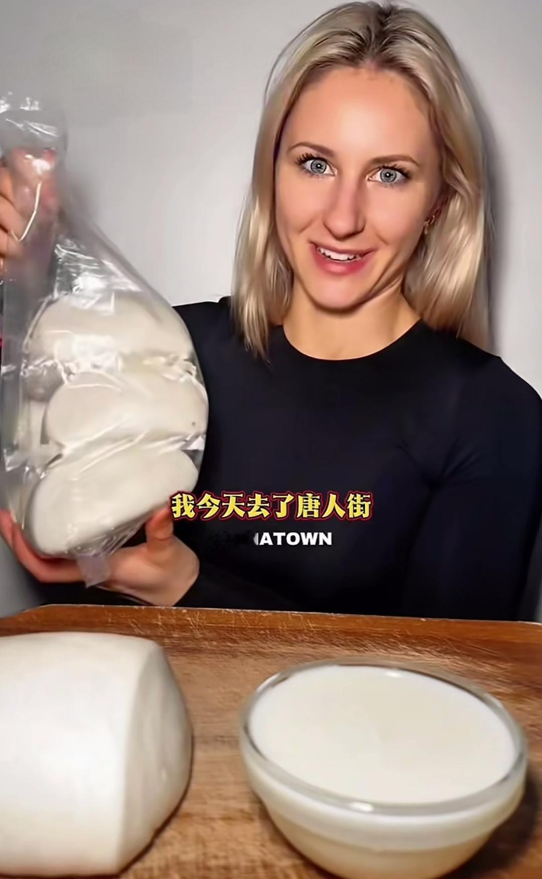 在唐人街买到了一袋大白馒头，把这位美国女博主开心到起飞！她表示这一袋可以吃很