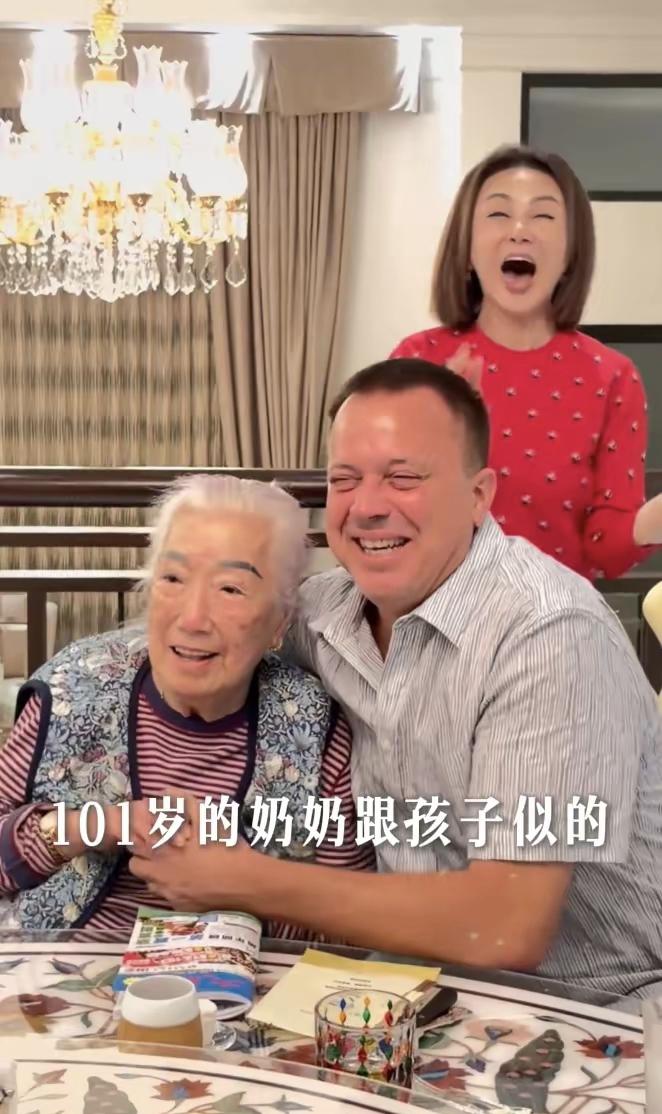 谢玲玲说话也是挺谨慎的，自己已经不是林建岳的妻子了，如今对余宝珠的称呼也不是婆婆