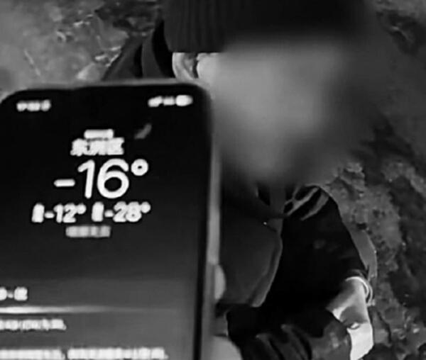 东北的这外卖小哥，真的是杠杠的！谁不知道东北这冬天，那是嘎嘎冷，风一吹，跟小