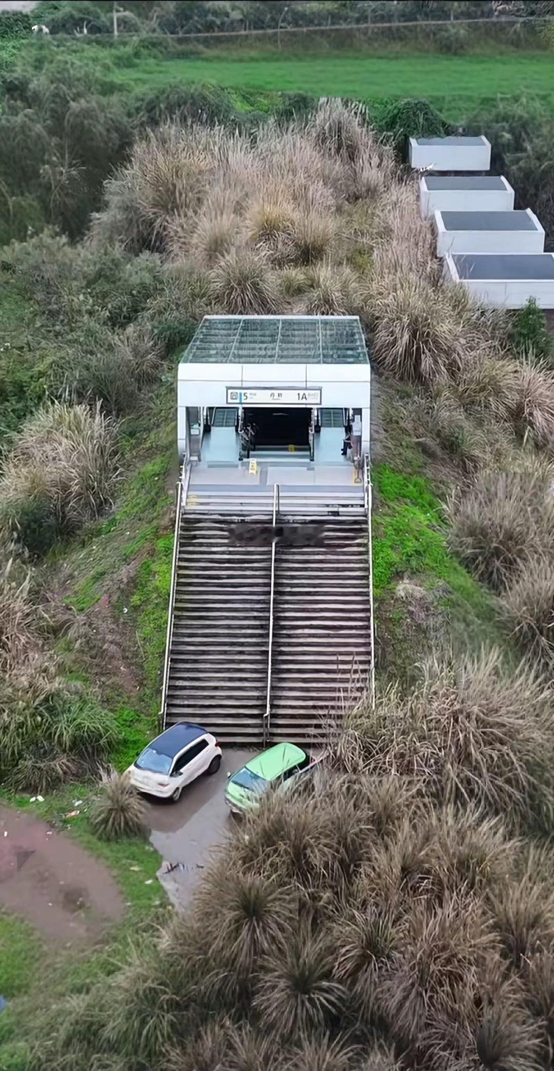国内最孤独的地铁站出站便是荒山野岭门口还有村民在种地这是地铁发展太快，还是城市规