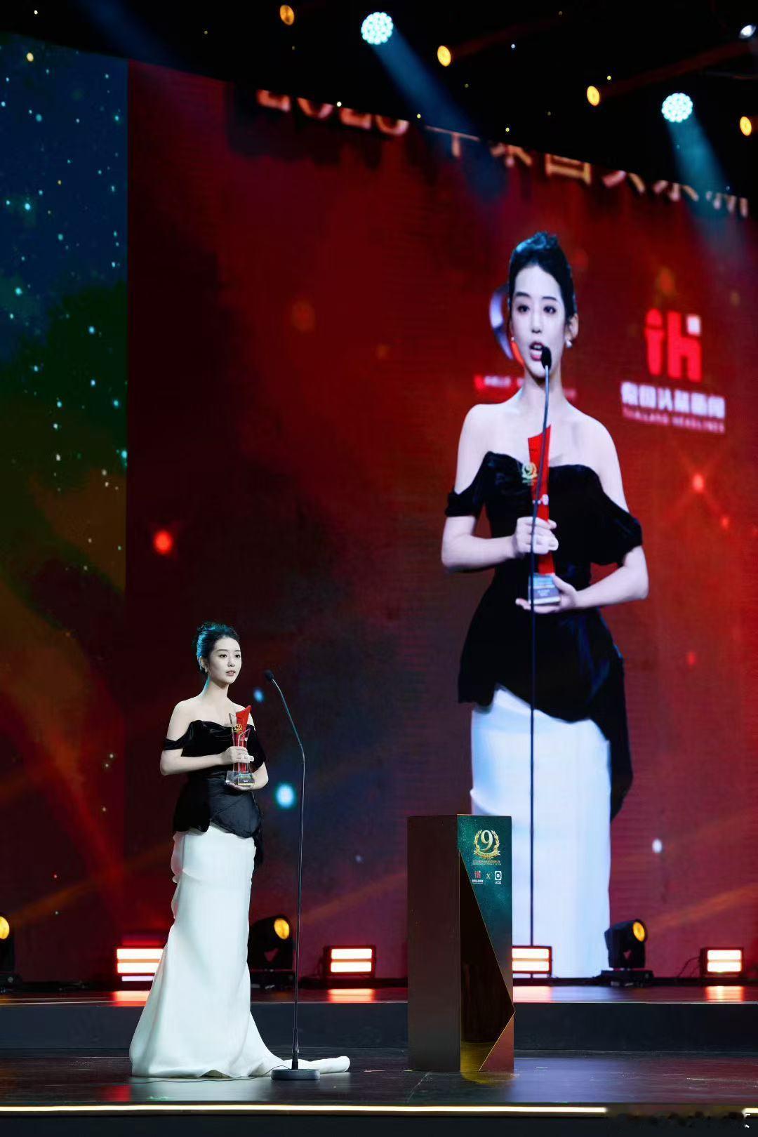 泰国头条新闻年度风云人物徐艺真好适合这种露肩颈的款演过长剧也演过短剧，能在拿奖