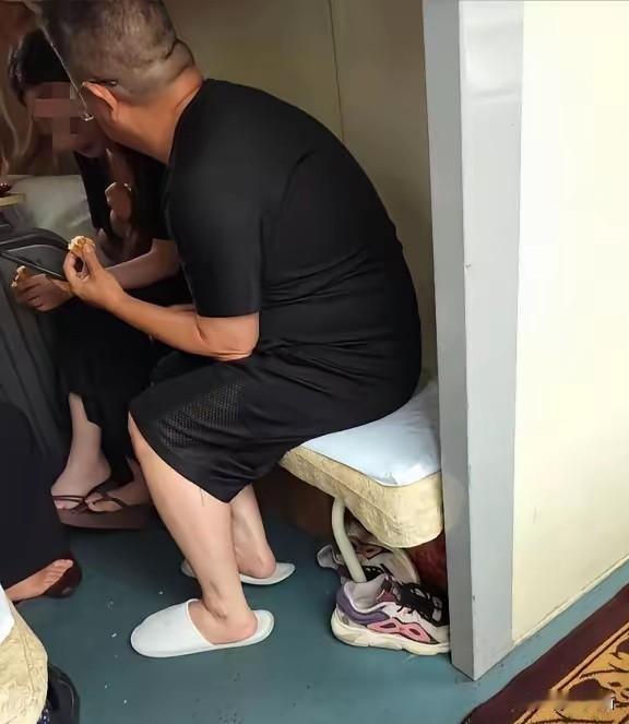 现在全网最尴尬的男人，估计就是衡阳绿皮火车上那位自称四川籍贯的中年男子了。不
