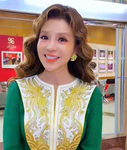 我能接受龙洋眼神往上翻，能接受马凡舒的半永久发型，却接受不了化妆师把53岁的朱迅