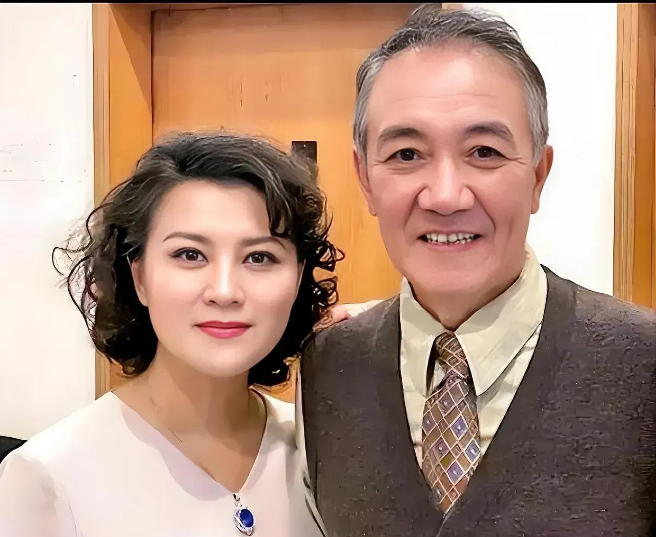 原来这是一对夫妻！原来演“李云龙”时还那么的帅气，现在成了白发苍苍的老头了。岁