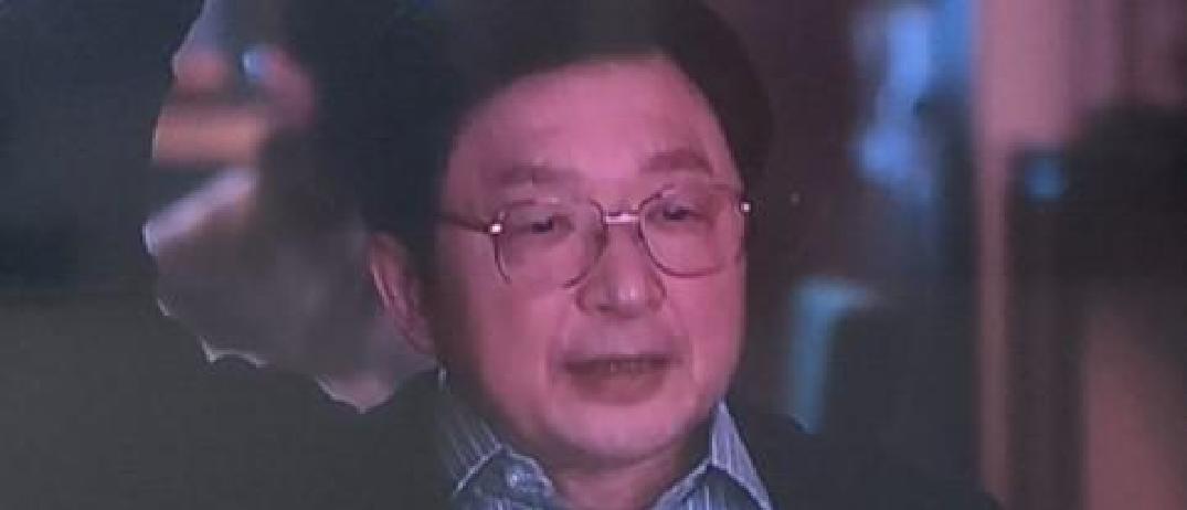 《四喜》里那辆婴儿车刚出现时弹幕全在骂男主出轨，结果镜头一转，山区姑娘抱着娃把车