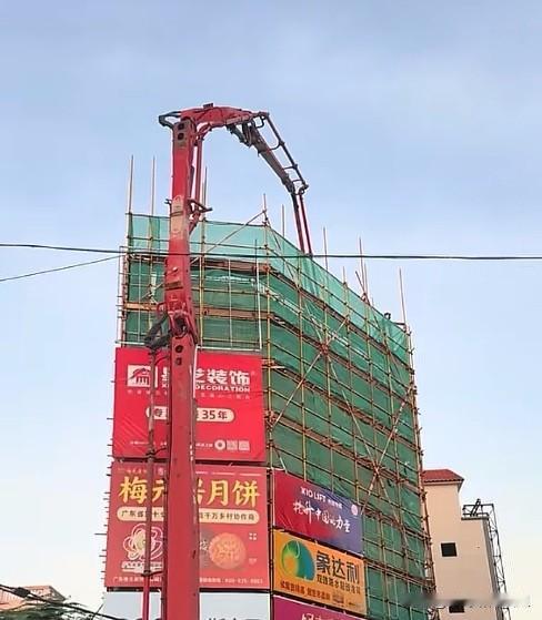 热度不减！全红婵家第二栋楼五楼封顶大吉，网红扎堆打卡。广东湛江迈合村，全红婵家