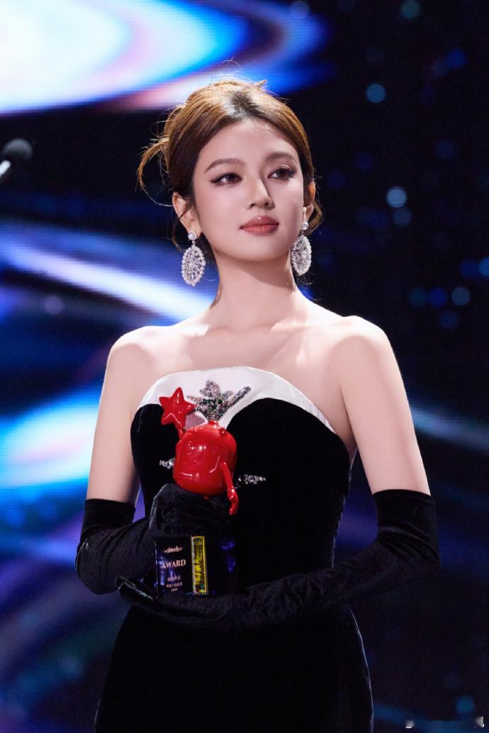 何瑞贤感谢被看见的力量何瑞贤荣获2025爱奇艺尖叫之夜年度十佳演员荣誉。何瑞贤晒