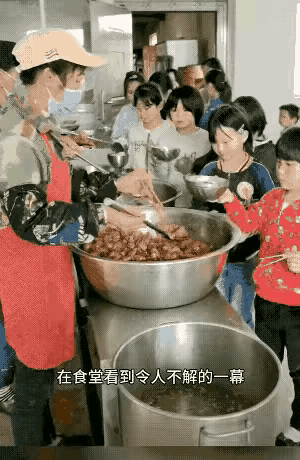 学校要管理好员工，在招聘时就要对其进行基本素养培训。像这样工作人员给小朋友打饭