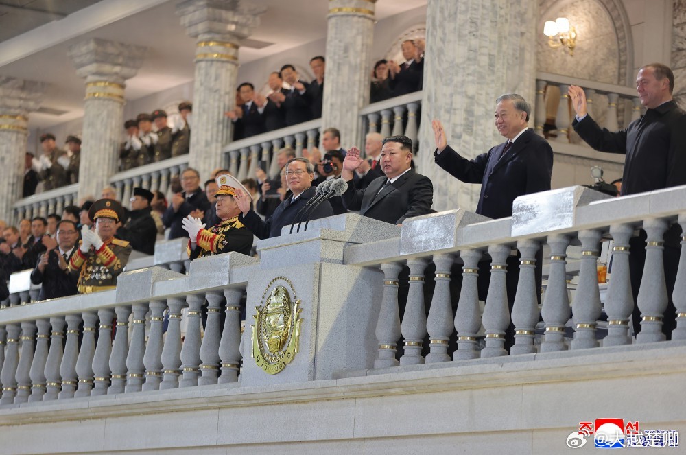 朝鲜貌似在观礼台给外宾安装了介绍阅兵情况的设备。图四是没有安装的旧照。​​​