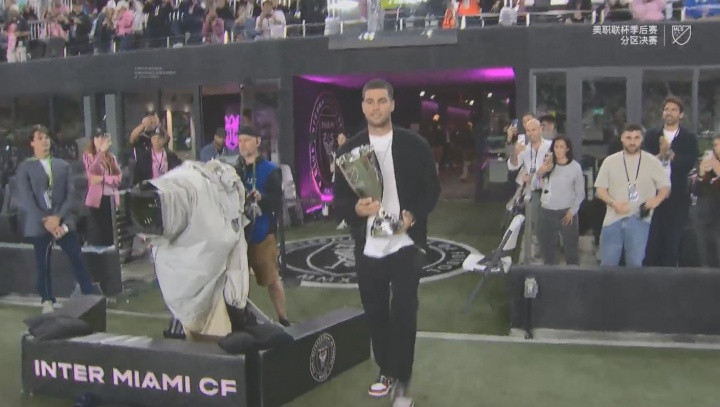 梅西捧起奖杯! 迈阿密夺得美职联东部冠军, 阿尔卡拉斯颁奖