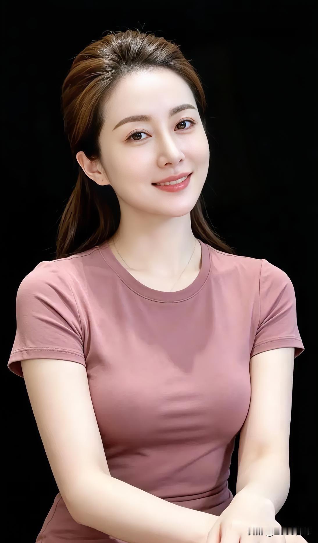 粉衣如霞，温柔裹住静谧时光。发丝垂肩，低语着岁月的从容。素手交叠，安放一