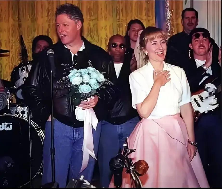 爱与不爱，希拉里表现得很明显！希拉里有爱情时，有几个表现！第一，眼神中充满着