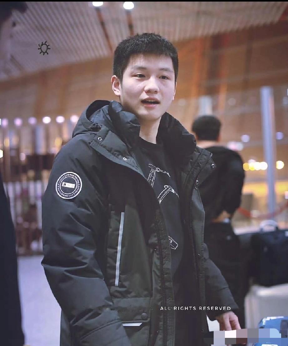 樊振东急匆匆从德国赶回上海，能让这位世界冠军火急火燎往回跑的，只有兄弟赵子豪。2