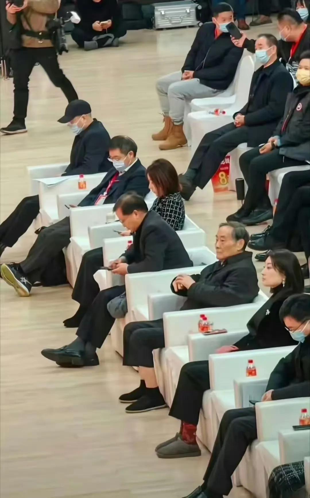 现在再回头看这张照片。父女俩穿布鞋拖鞋，然后故意把裤腿拉那么高，太明显突出了吧，