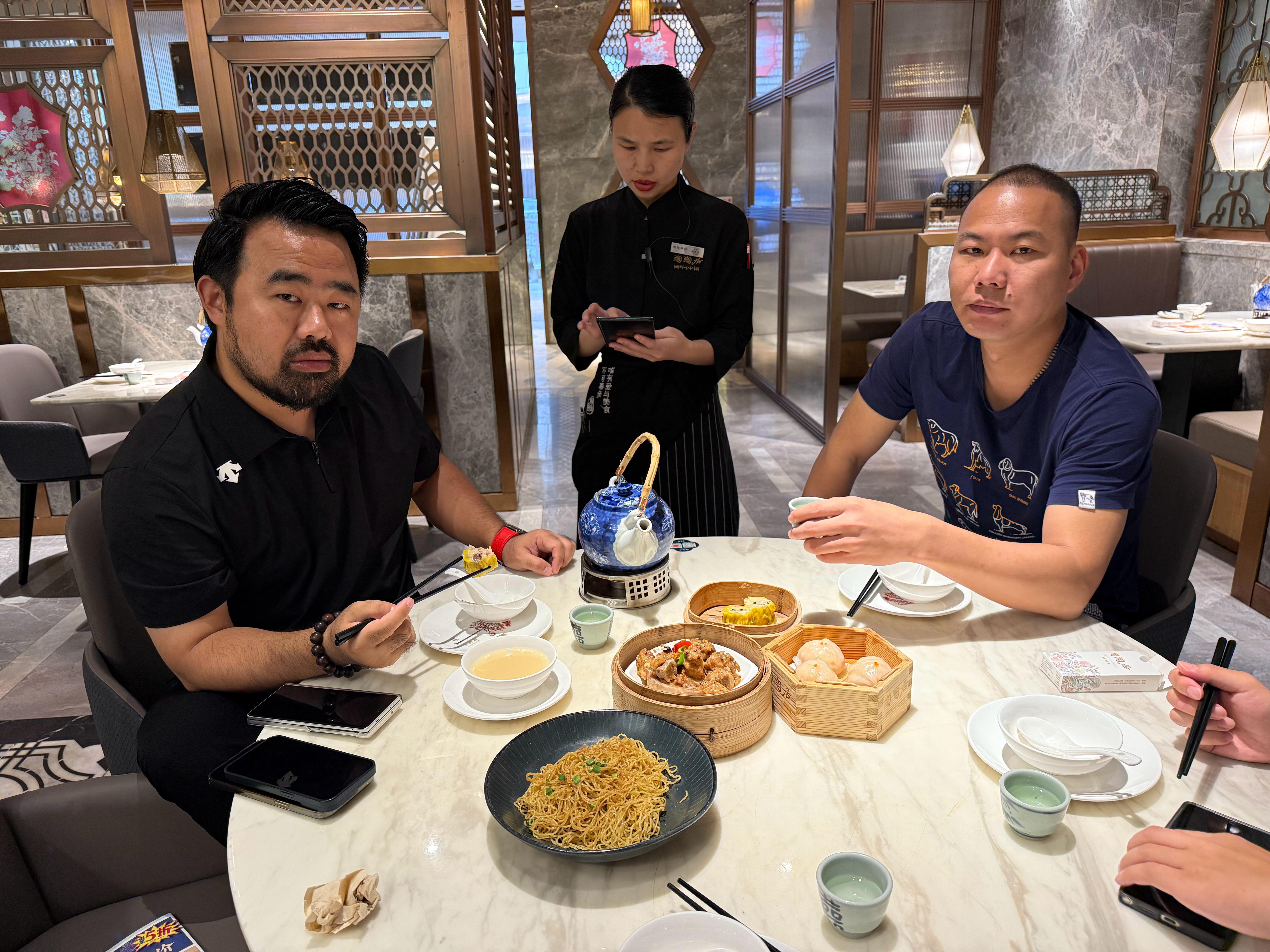 安排俩大佬早茶，看画面，服务员有点手抖，也不知道因为啥，我也不敢问​