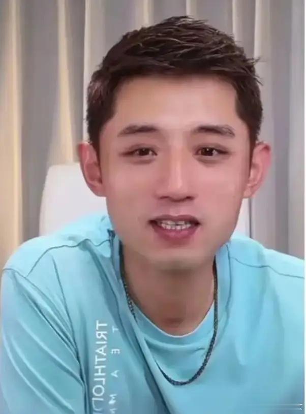 王楚钦应该算是一板一板打破刻板印象的第一人吧！记得去年的时候张继科还在说王楚钦拿