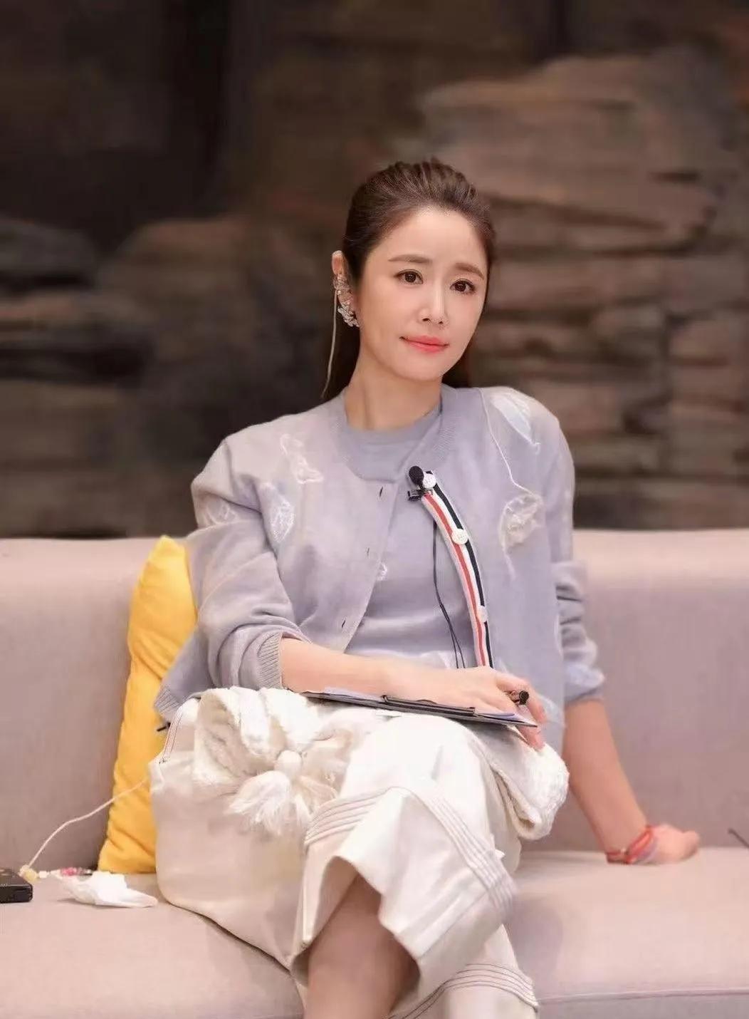 林心如这套灰色系穿搭赢麻了！温柔显贵，状态超能打✨林心如明星穿搭