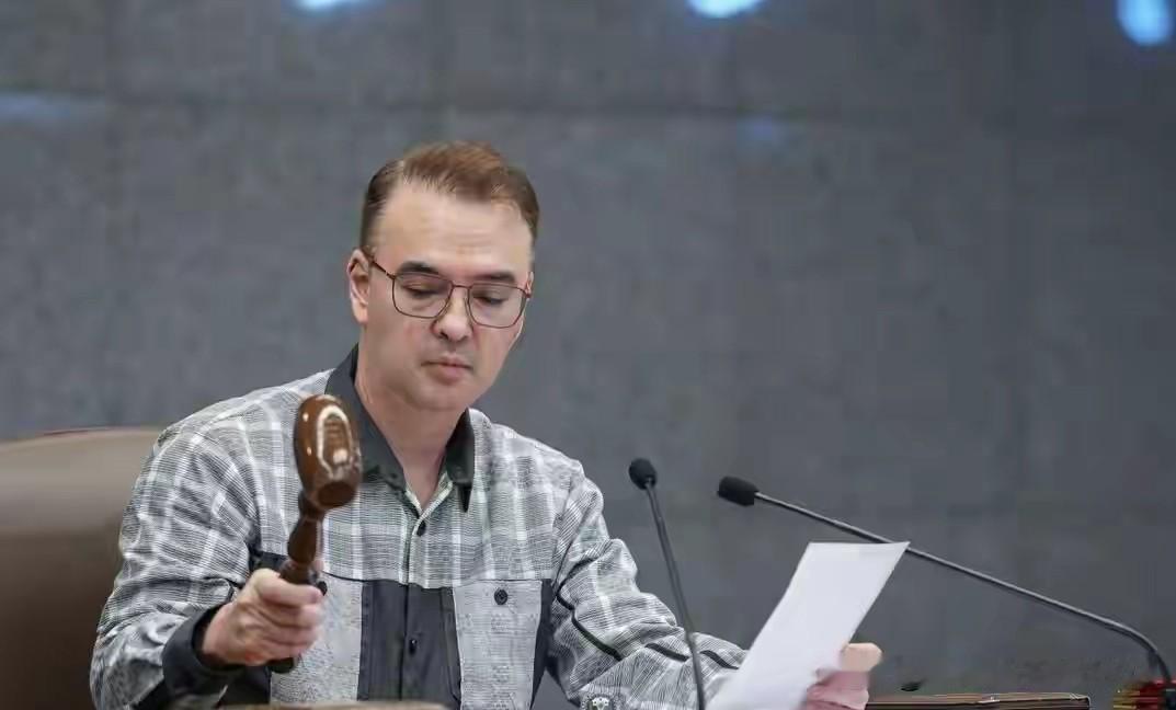菲律宾参议院近来上演奇葩拉锯战，上任没多久的参议长卡耶塔诺被小马科斯派系议员抱团