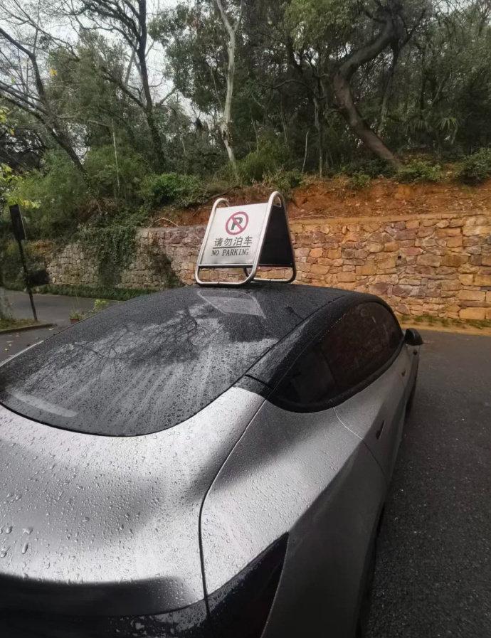 最狠的违停警告！你不让我泊车，我就把牌子放你车上！这波操作真的绝了，又解
