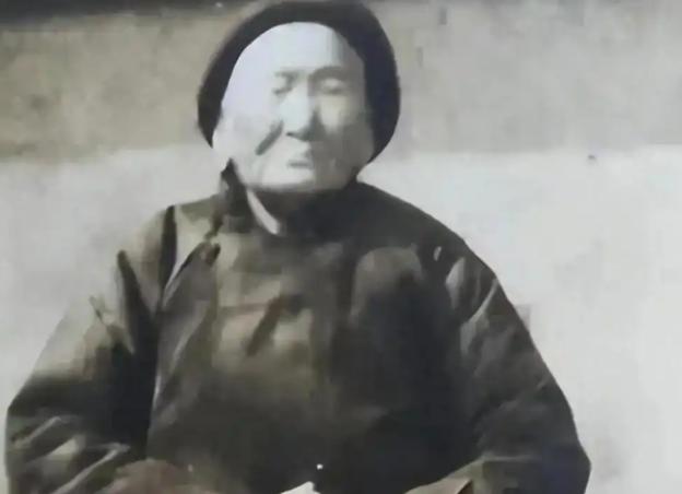 1941年，一位老大娘请当汉奸的侄子来家里吃饭，饭吃到一半时，她突然压低声音说：