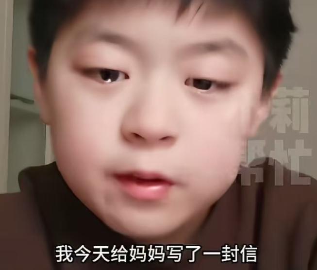 河南，男孩从小父母离婚，离婚时他归父亲抚养，不久前男孩的父亲病逝，男孩鼓起勇气给