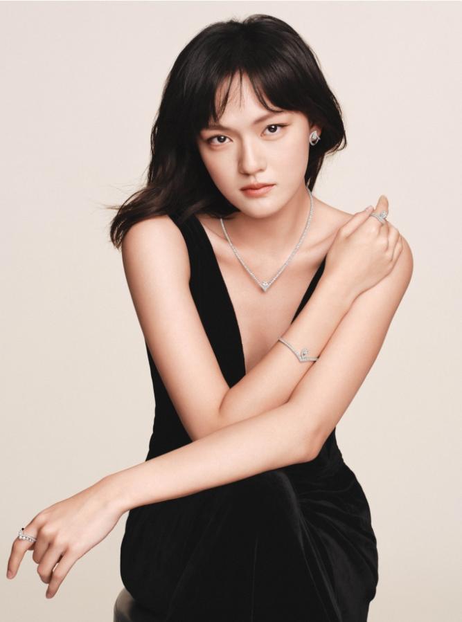 文淇官宣尚美巴黎品牌大使！文淇的宝格丽品牌代言人到期之后，无缝衔接了尚美巴黎珠