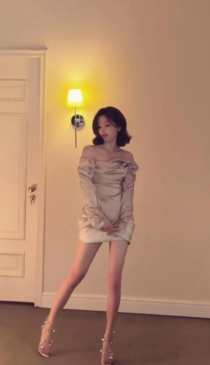 杨超越剪了短发后真的太要命了吧！​​​