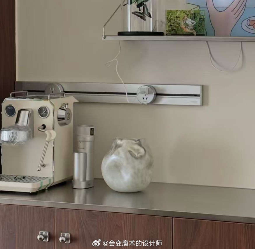平时做装修选材我一向特别有主见这次换轨道插座却难得纠结了外形挑了两个牌子一个老牌