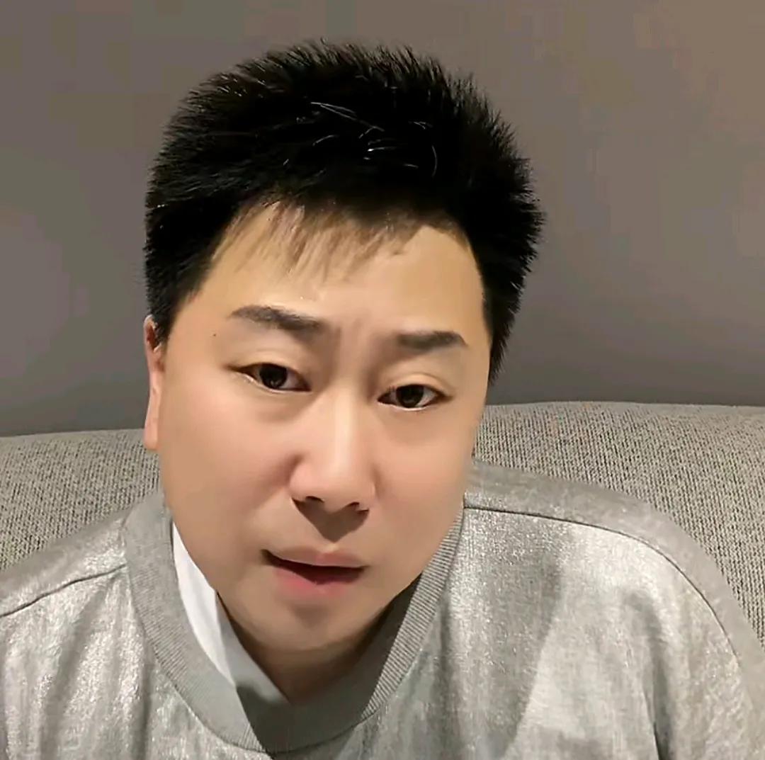 媒体人李宝库透露，前成都蓉城队长周定洋其实踢的就是人情世故球。在成都蓉城5-1