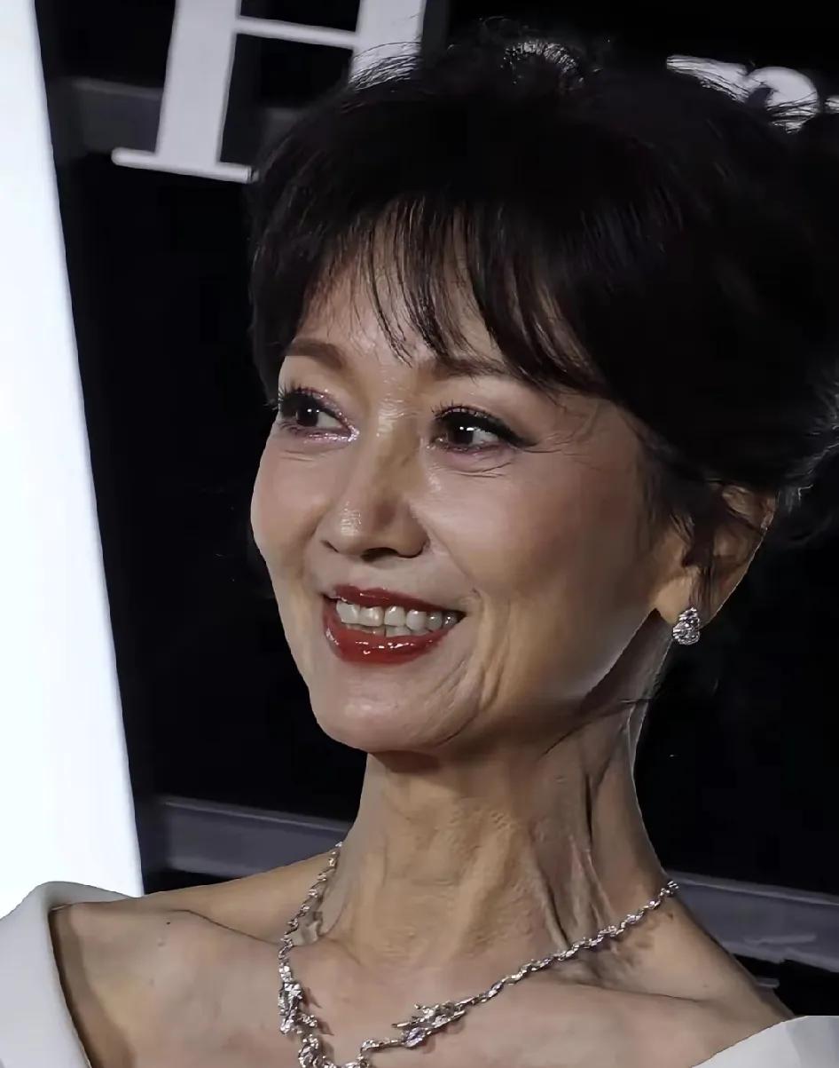 看了70多岁的赵雅芝，突然觉得女人无论在什么场合都要涂点口红。说个玄学的，涂了