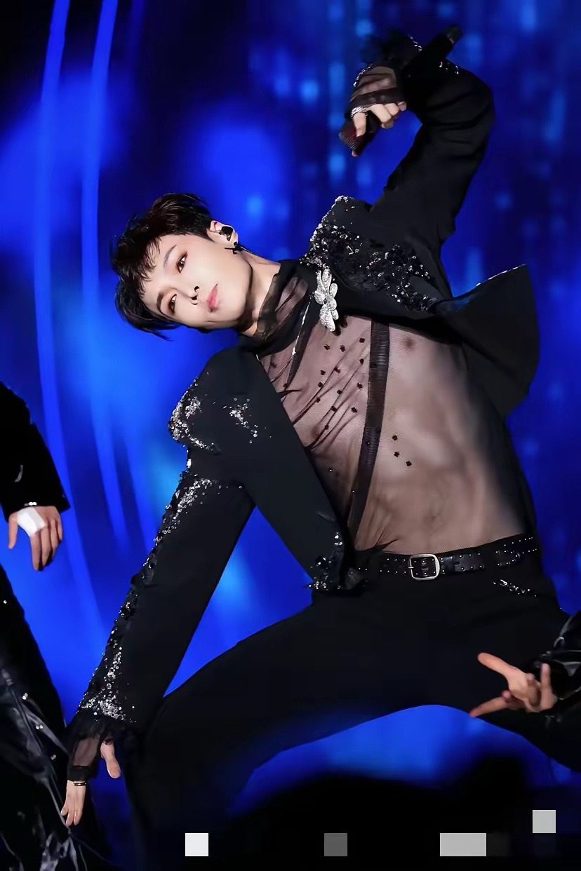 我觉得张艺兴用力有点过猛了。妆容夸张我能忍，上身穿黑丝打底我也能忍，无法忍的是！