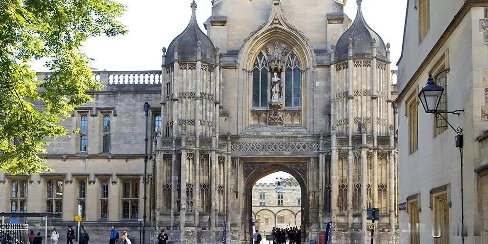 儿子收到英国牛津大学的录取通知书，今天在村里摆流水席庆祝。光宗耀祖