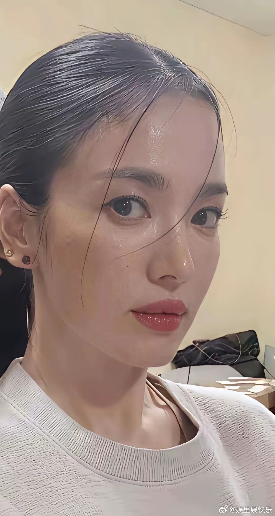 不懂就问，宋慧乔这嘴唇为什么这么化？都超出边界了，难道是为了显厚吗？