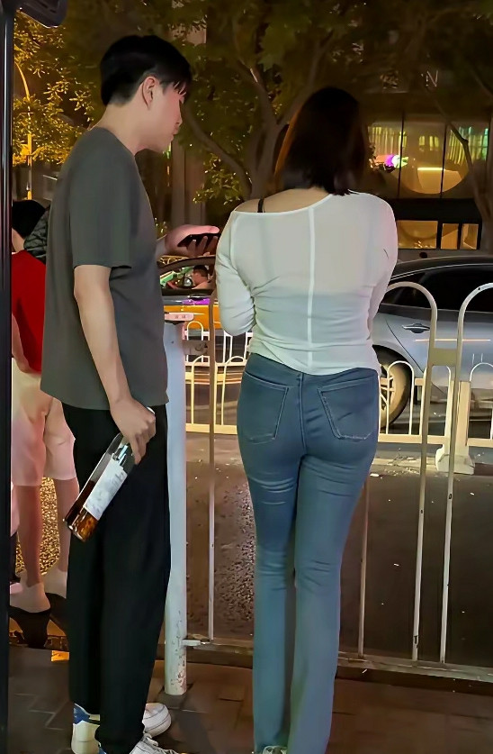 其实人生来就是孤独的，从混沌中来，从黑暗中走，走过的岁月痕迹也终将消失于尘世