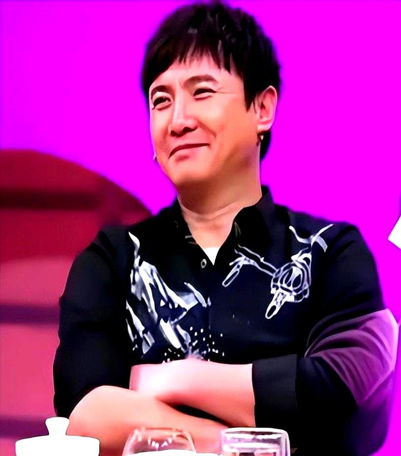 郭德纲当年想收沈腾为徒，沈腾一句“吃不了这碗饭”婉拒了。十年后看，这不是客气，是