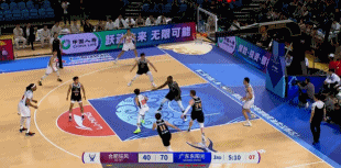 三分雨倾盆而下！徐杰第三节狂轰6记远投，火力炸裂燃爆赛场广东队上半场赢2