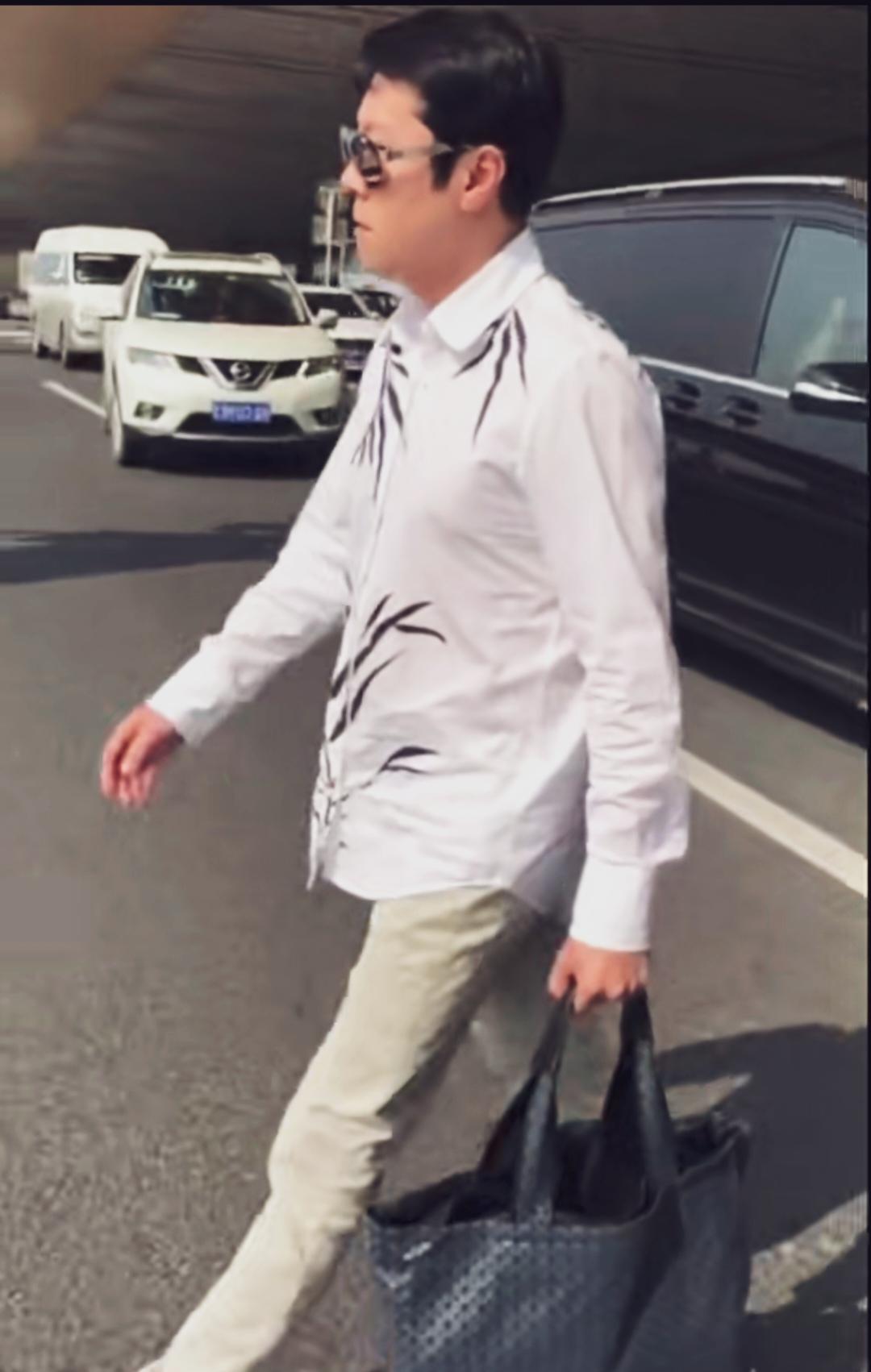 最喜欢穿花衣服的蔡国庆拎着包慢悠悠的过马路！特有大妈感。#蔡国庆#