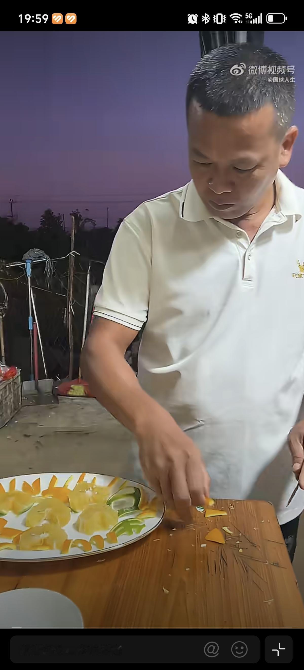 6月6日全红婵妈妈过生日，爸爸给他做饭，做水果拼盘，买蛋糕。两个人开开心心的唱生